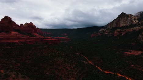 Cloudy-Sky-Over-The-Red-Rocks-In-Sedona,-Arizona---Aerial-Drone-Shot