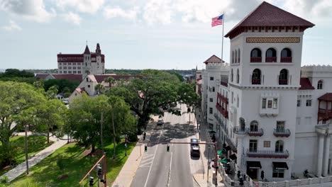 Amerikanische-Flagge-Weht-über-Dem-ATO-Gebäude-In-St.-Augustine,-Florida