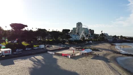 Antena:-Cancha-De-Voleibol-De-Playa-En-Un-Hermoso-Entorno-Con-La-Noria-Al-Fondo