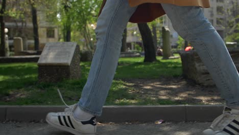 Niña-Caminando-En-El-Parque-De-La-Ciudad