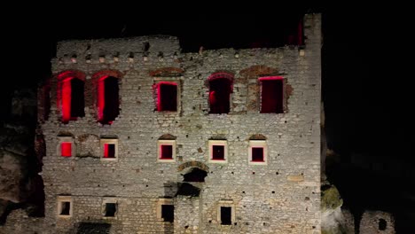 Mittelalterliche-Burg-Ogrodzieniec-Mit-Mauern,-Während-Einer-Dunklen-Nacht