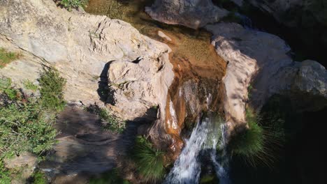 Vista-Aérea-De-Cascada-Y-Arroyo