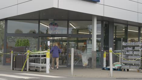 Menschen-Gehen-Am-Ersten-Tag-Der-Lockerungen-Durch-Das-Coronavirus-In-Einen-Supermarkt-Und-Wieder-Hinaus