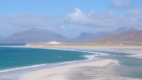 Pfanne-Der-Küstenlandschaft-Bei-Ebbe-Und-Blauem-Meer-Mit-Bergen-In-Der-Ferne-Auf-Der-Abgelegenen-Insel-Lewis-Und-Harris-Auf-Den-Äußeren-Hebriden,-Westschottland,-Vereinigtes-Königreich