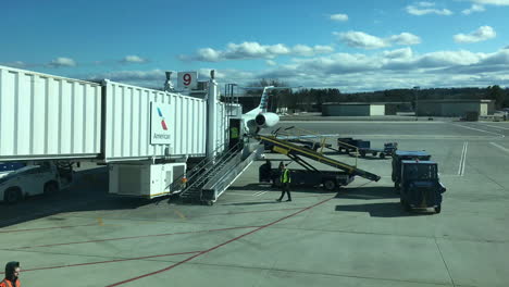 Hyperlapse-Ansicht-Des-Flugzeugterminals,-In-Der-Die-Flughafenbesatzung-Das-Gepäck-In-Das-Flugzeug-Lädt