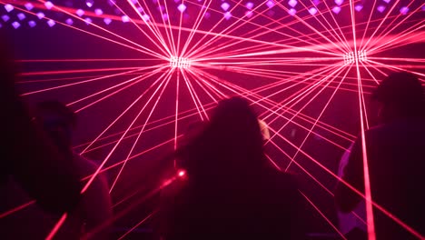 Mädchen-Tanzt-In-DJ-Nachtclub-|-Laserlichtshow-|-Leute,-Die-Zum-DJ-Tanzen-|-4k