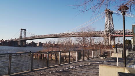 Wunderschöne-Aussicht-Auf-Die-Williamsburgs-Bridge-An-Einem-Kalten-Nachmittag-Im-Februar