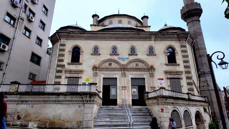 Trabzon,-Turquía:-Una-Mezquita-En-El-Centro-De-La-Ciudad,-Que-Muestra-Sus-Elegantes-Minaretes-Y-Su-Hermosa-Arquitectura.