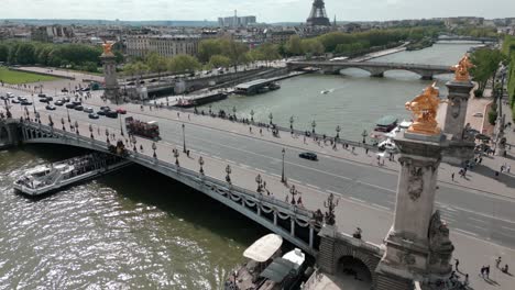 Pont-Alexandre-III-Brücke-über-Die-Seine-Und-Den-Eiffelturm