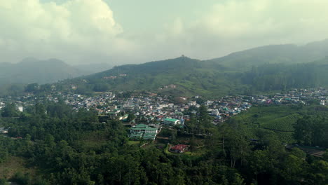 Vista-Real-De-Pequeños-Municipios-En-Medio-De-Plantaciones-De-Té-Y-Laderas-Forestales-De-La-Ciudad-De-Munnar,-Kerala,-India