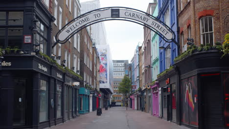 Die-Geschäfte-In-Der-Carnaby-Street-Sind-Während-Der-Covid-Pandemie-Sperre-In-London-Geschlossen-Und-Leer.