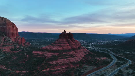 Bell-Rock-Butte-Und-Highway-179-In-Sedona,-USA