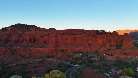 Pintorescas-Montañas-De-Roca-Roja-De-Sedona-En-Arizona---Disparo-Aéreo-De-Drones
