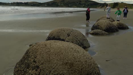 Handheld-Etablierer-Der-Moeraki-Felsbrocken,-Kugelförmige-Felsbrocken-Am-Koekohe-Strand