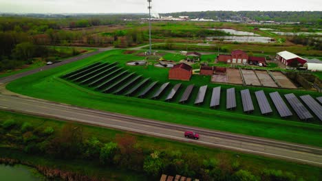 Vista-Aérea-De-Paneles-Solares-En-Instalaciones-De-Tratamiento-De-Agua,-Rittman,-Ohio.