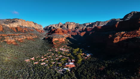 Remote-Resort-Town-And-Sandstone-Mountains-With-Dense-Forest-In-Sedona,-Arizona,-United-States