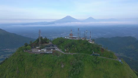 Drone-Volando-En-La-Cima-De-La-Montaña-Telomoyo-Con-Una-Hermosa-Vista-Panorámica-De-Otras-Montañas