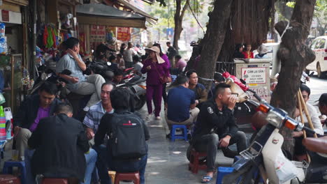 Local-People-And-Tourists-At-A-Street-Market-In-Hanoi,-Vietnam