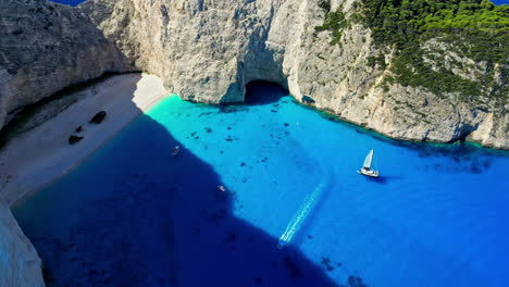 Schiffswrack-Am-Navagio-Strand-An-Der-Küste-Von-Zakynthos,-Ionische-Inseln-Griechenlands