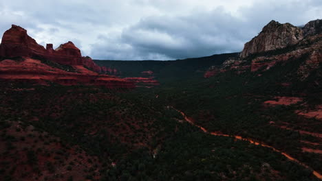 Red-Rocks-Of-Sedona-Against-Cloudy-Sky-In-Arizona,-USA---Drone-Shot