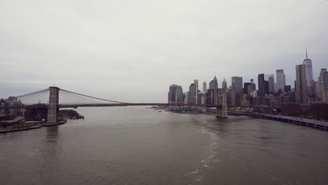 Blick-Auf-Die-Gesamte-Brooklyn-Bridge-Von-Einem-Erhöhten-Punkt-Aus,-Schwenk-Nach-Links