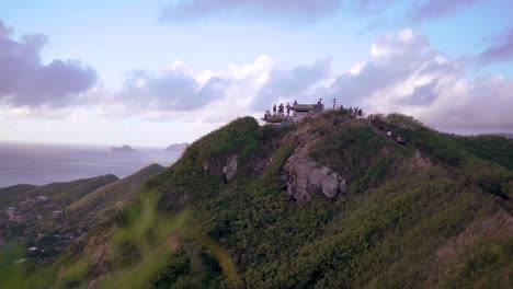 Wanderung-Zum-Wunderschönen-Strand-Von-Hawaii-Mit-Ein-Paar-Pillendosen-Ganz-Oben