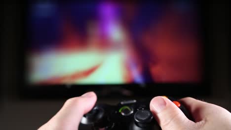 POV---Sicht-Der-Hände-Mit-Videospiel-Controller-Beim-Spielen-Eines-Rennspiels