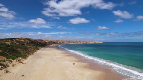 Una-Pareja-Caminando-Por-Una-Hermosa-Playa-En-El-Sur-De-Australia