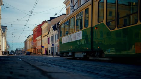 Zeitlupe-Fahrende-Straßenbahn-In-Helsinki,-Finnland