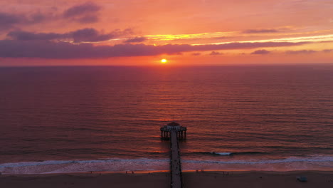 Hermosa-Puesta-De-Sol-En-El-Muelle-De-Manhattan-Beach-Con-Un-Cielo-Vibrante-En-California,-Estados-Unidos