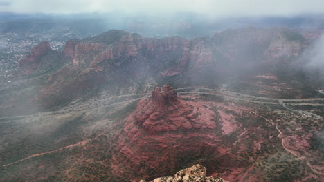 Vista-Aérea-De-Bell-Rock-Butte-En-Un-Día-Brumoso-En-Sedona,-Arizona,-EE.UU.