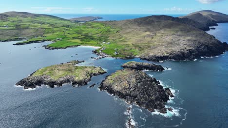 Drohnenaufnahmen-Spektakulärer-Landschaften-Im-Westen-Von-Cork-In-Irland,-Durnesy-Island-Im-Hintergrund-Am-Ende-Der-Abgelegenen-Halbinsel-Und-Kleiner-Geschützter-Fischerhafen-Im-Schutz-Der-Berge