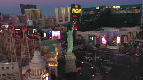 Aerial-Drone-shot-of-the-Statue-of-Liberty-on-the-Las-Vegas-Strip-during-Sunset