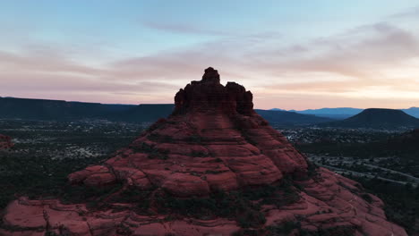 Bell-Rock---Conocida-Colina-Con-Forma-De-Campana-Al-Atardecer-Cerca-Del-Pueblo-De-Oak-Creek-En-Arizona,-EE.UU.