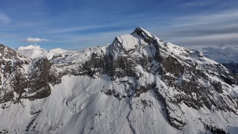 Vista-Aérea-Del-Panorama-Invernal-De-Fronalpstock,-Una-Gran-Cumbre-En-Los-Alpes-De-Glaris,-Situada-Al-Este-De-Glaris-En-El-Cantón-De-Glarus,-Suiza