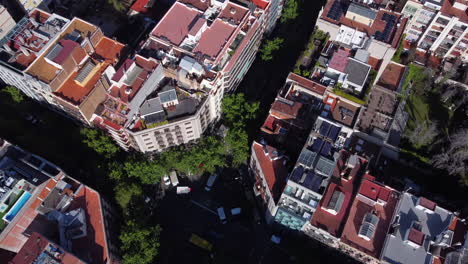Dense-barcelona-neighborhood-showcasing-tightly-packed-buildings-and-narrow-streets,-aerial-view