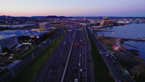 Sonnenuntergangsansicht-Der-I-95,-Blockiert-Durch-Aufpralldämpfer-LKW-Auf-Der-I-95-In-New-Haven,-CT,-USA