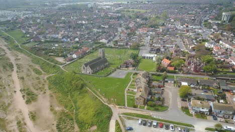 Cámara-Cerca-De-La-Iglesia-De-La-Playa-De-Pakefield-En-Loweroft,-Reino-Unido