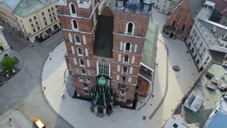 Revealing-Saint-Mary-church,-Krakow,-Poland-on-scenic-sunrise