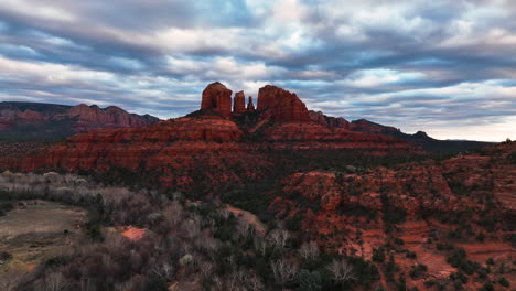 Wolkenlandschaft-über-Den-Berühmten-Cathedral-Rocks-In-Sedona,-Arizona,-USA