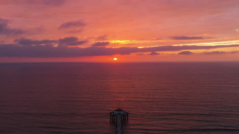 Vibrant-Sky-During-Sunset-In-Manhattan-Beach-Pier-By-The-Calm-Sea-In-California,-USA