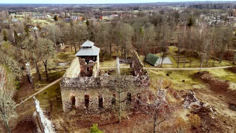 Ruinas-Del-Castillo-De-Rauna-En-La-Región-De-Vidzeme-De-Letonia