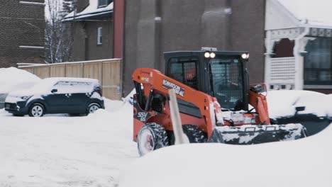 Toma-Manual-De-Un-Trabajador-De-La-Ciudad-Quitando-Grandes-Cantidades-De-Nieve-De-Un-Estacionamiento-En-Ottawa,-Ontario,-Canadá.