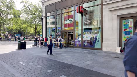 Visitantes-Haciendo-Fila-Para-Ingresar-A-La-Tienda-De-Lego,-Encarnando-El-Espíritu-De-Anticipación-Y-Emoción-Para-Una-Experiencia-Lúdica-E-Inmersiva