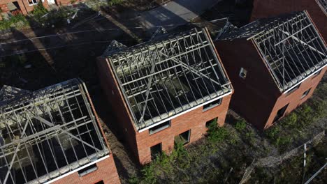 Wohnhaus-Rahmen-Luftaufnahme-Mit-Blick-Nach-Unten-über-Unvollendete-Dachentwicklung-Auf-Städtischen-Baugrundstücken