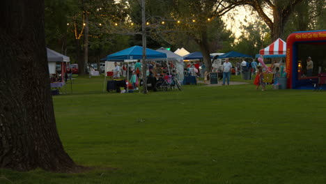 Eine-Weitwinkelaufnahme-Einer-Lokalen-Geschäftsmesse-Und-Eines-Bauernmarkts-Im-Kleinen-Stadtpark-Am-Abend