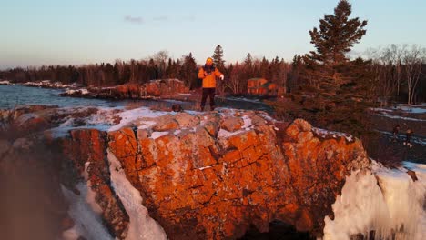 Apreciando-La-Puesta-De-Sol-Sobre-La-Roca-Arqueada-Del-Lago-Superior-En-Hollow-Rock,-Minnesota