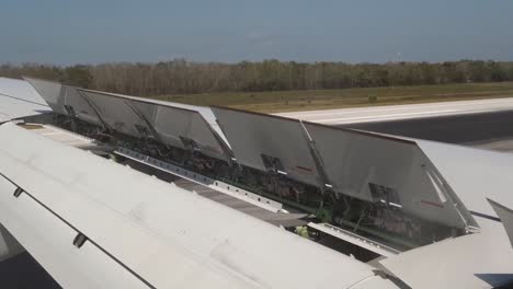 Öffnen-Der-Klappen-Der-Flugzeugflügel-Bei-Der-Landung-Auf-Einer-Landebahn