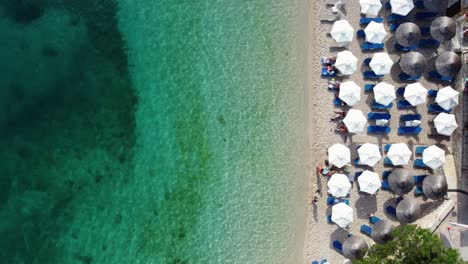 Draufsicht-über-Afteli-Strand-Kies-Küste-Lebendige-Wasser,-Lefkada,-Griechenland