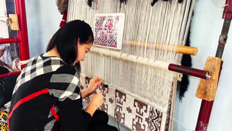 A-Unidentified-female-weaver-knotting-a-handmade-carpet